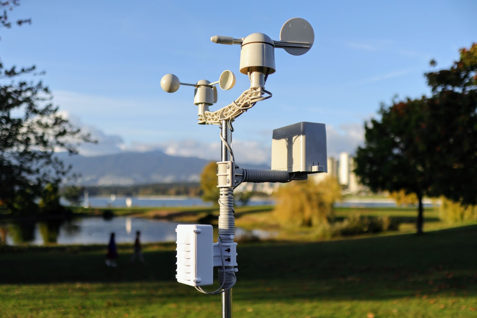 Mi az Edge AI és hogyan működik? (Minden, amit tudnod kell) 2 Mobiltelefon torony egy parkban tóval a háttérben Fotó: Jorge Ramirez az Unsplash-en