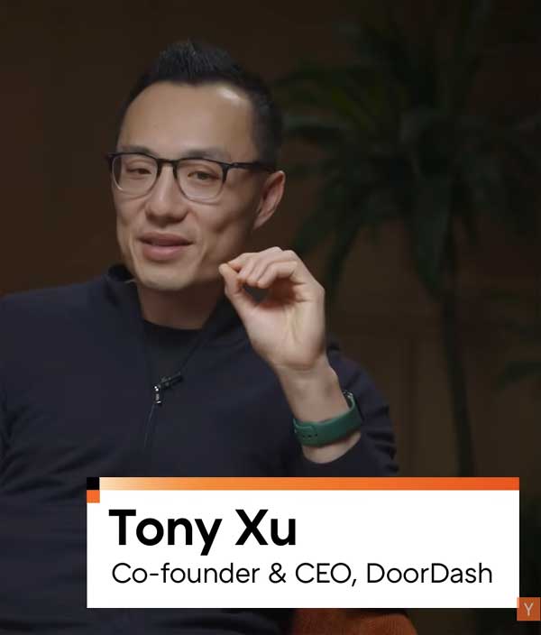 A Doordash társalapítója, Tony Xu képernyőképe a Video Podcaston beszél