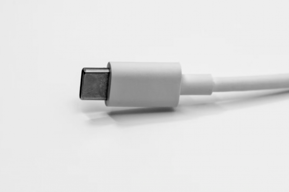 A Microsoft csak azoknak a hordozóknak igazolja, amelyek USB-C támogatja a video kimenetet, és betöltheti az eszközöket

